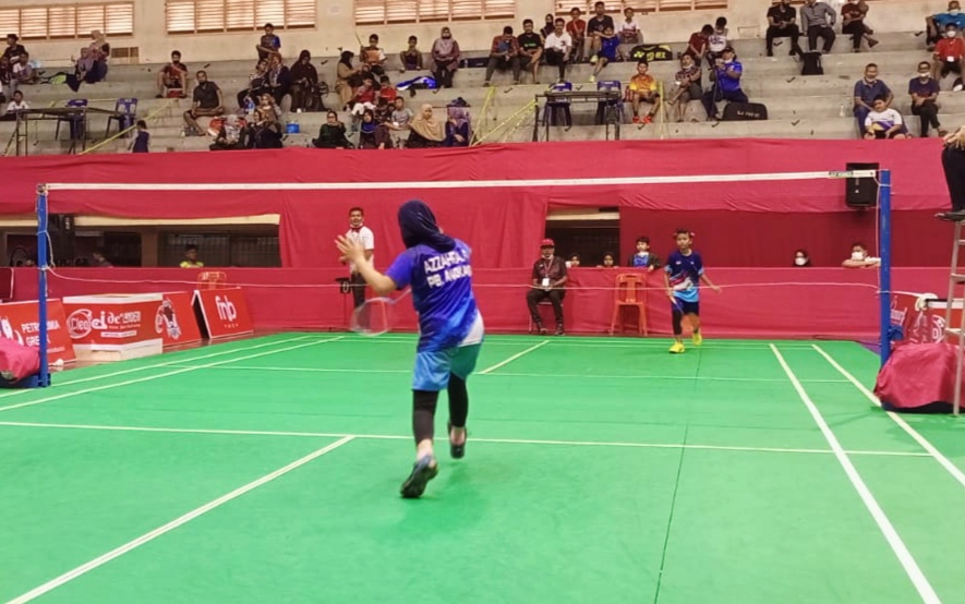 Sedang berlangsung pertandingan tunggal Putri antaraAyu Wulandari Zein (Indocafe Medan) VS Nayyara Eflianda (PB Pasha Jaya), di GOR Banda Aceh, 22 Januari 2022.