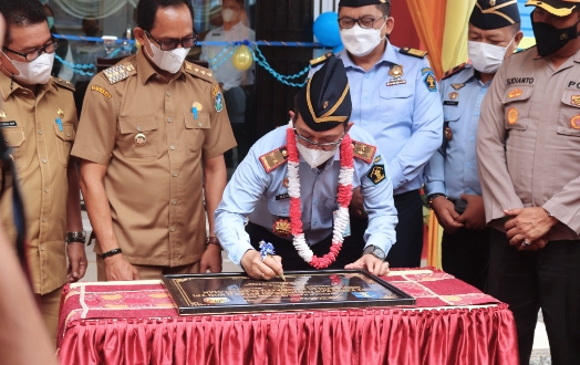 Kakanwil Kemenkumham Aceh Drs. Meurah Budiman, S.H., M.H secara resmi mengoperasikan Unit Kerja Kantor (UKK) Imigrasi Kelas II Non TPI Meulaboh di Tapaktuan, Kabupaten Aceh Selatan. Senin, 21 Maret 2022.