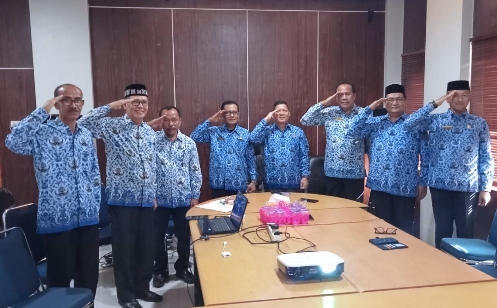 Beberapa Kepala SKPK di Kabupaten Aceh Selatan, Aceh. Ikuti upacara puncak peringatan Hari Kebangkitan Nasional ke 114. Jumat, 20 Mei 2022 secara hybride di aula Bappeda Kabupaten Aceh Selatan.