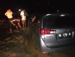 Rombongan PWI Aceh Terperangkap dalam Lumpur 