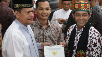 Kunjungi Aceh Wamen ATR/ Waka BPN Bagikan Sertipikat Wakaf