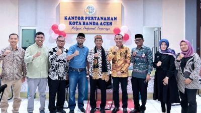 Kota Banda Aceh Terima Delapan Sertifikat Wakaf dari Wamen ATR
