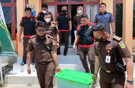 Tim Penyidik Kejari Sabang mengangkut satu tong yang berisi dokumen terkait kasus dugaan korupsi pada DLHK Kota Sabang. Rabu, 24 Agustus 2022.