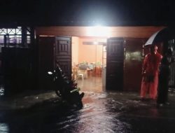 Personil TNI/Polri Bantu Bersihkan Rumah Warga Terdampak Banjir