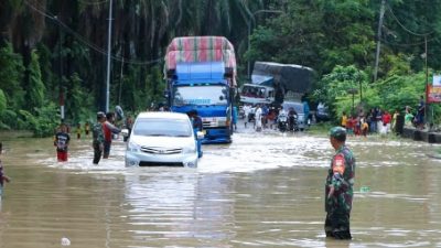 Karena Banjir, Jalintas Aceh – Sumut Terganggu, TNI Turun Tangan