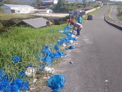DLH Bener Meriah Bersihkan Sampah Berserakan Sepanjang Jalan Protokol