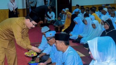 Pj Bupati Pemerintah Kabupaten Aceh Tamiang, Aceh. Dr. Drs. Meurah Budiman, SH. MH. Sedang pesejuk calon jamaah haji.