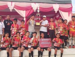 Tim Aceh Singkil Gondol Piala Bergilir Turnamen U-13 Anniversary PIS Media  FA Samadua