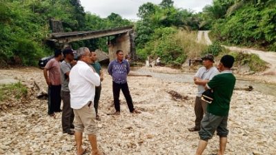 Penjabat Bupati Tinjau Jembatan Rusak Berat di Desa Lae Sipola