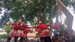 Landok Sampot adalah Tari Persembahan dari Aceh yang merupakan seni pertunjukan