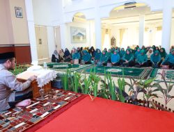 Pengurus TP-PKK Aceh Besar Ikuti Pengajian Rutin Bersama Ustadz Masrul Aidi