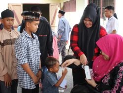 Rahmiati Tagore Putri Santuni Anak Yatim di Posko Perjuangan 