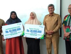 Pj Sekda Aceh Utara Serahkan Santunan Kematian untuk Aparatur Gampong