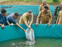 Kembangkan Perikanan Pj Wali Kota Tebarkan 24 Ribu Ikan Air Tawar Gampong Paya Seunara