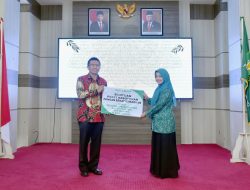 TP PKK Kota Sabang dan Bank Aceh Serah Bantuan Kepada Anak Stunting Wasting Keluarga Prasejahtera 