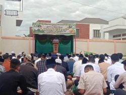 Umat Muslim Padati Lapangan Masjid Al-Hasanah Tunaikan Shalat Idul Fitri 1445 H