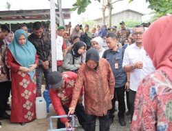 Tri Rismaharini dan Robben Rico Tinjau Fasilitas Air Bersih di Langkahan dalam Peringatan HLUN Ke-28
