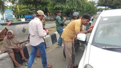 Jelang HUT RI Ke-79, Awak Media Bagikan Bendera Merah Putih Kepada Pengguna Jalan