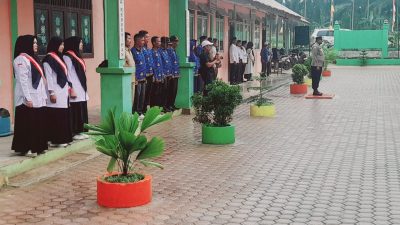 Hujan Tak Menggoyahkan Semangat Peserta Upacara HUT RI Ke-79 di SDN 2 Langkahan