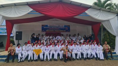 Kepala SMAN 1 Tanah Jambo Aye, Talhah, Pimpin Upacara HUT RI Ke-79