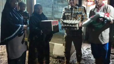 Calon Wakil Bupati Anda Suhada Bagikan Sembako Kepada Korban Banjir Bandang