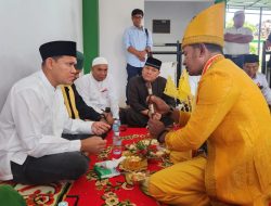 Cawagub Aceh Dek Fadh Dianugerahi Siwah Pusaka Keturunan Raja Aceh