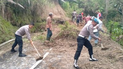 Personel Polisi Sigap Tangani Tanah Longsor 