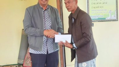 Alaidin Abu Abbas Berikan Sumbangan untuk Rehab Meunasah 