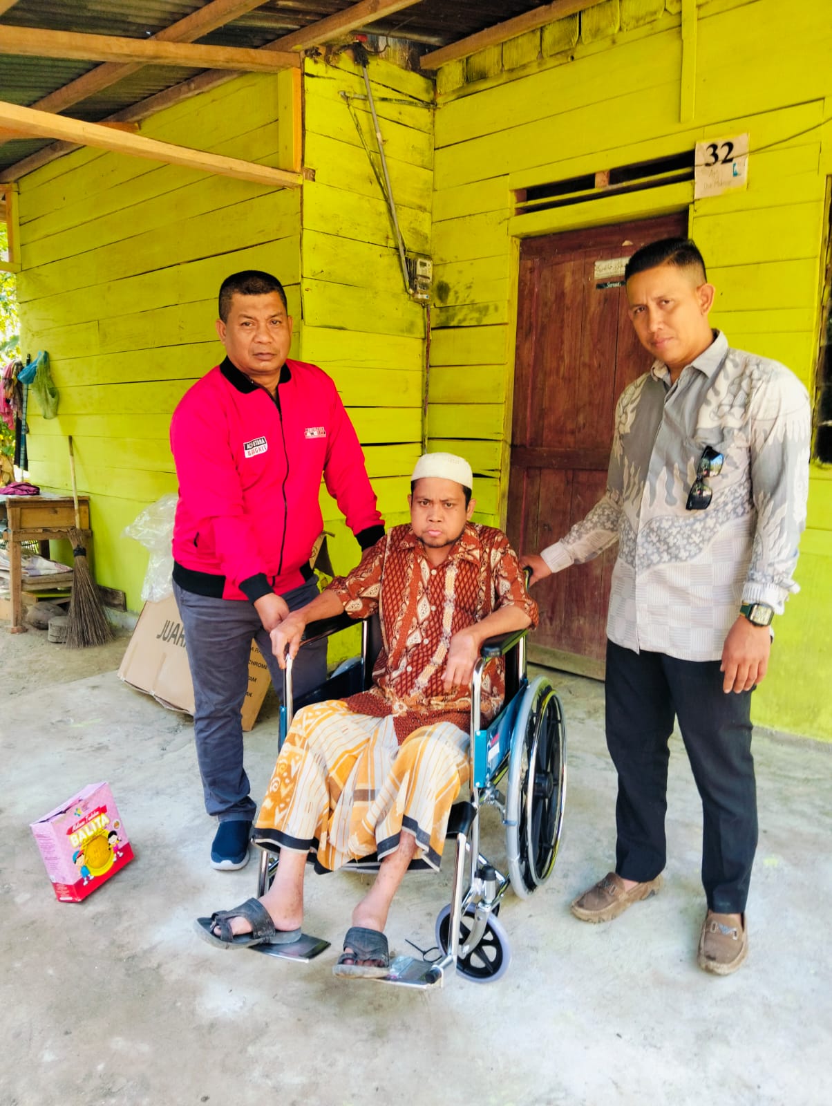 Saat penyerahan kursi roda untuk Syafi'i (41) H. Hamdani, SH didampingi oleh Geuchik Gampong Leubok Mane, Kecamatan Langkahan, Aceh Utara, Jum'at, (10/1/25).