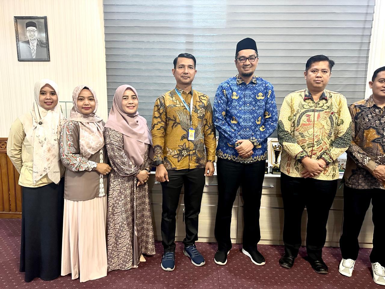 Kadisdik Aceh Marthunis, ST.,D.E.A lakukan foto bersama dengan dosen Universitas Abulyatama (UNAYA) Aceh Besar usai melakukan audiensi kerja sama, pada Jum'at, (17/1/2025).