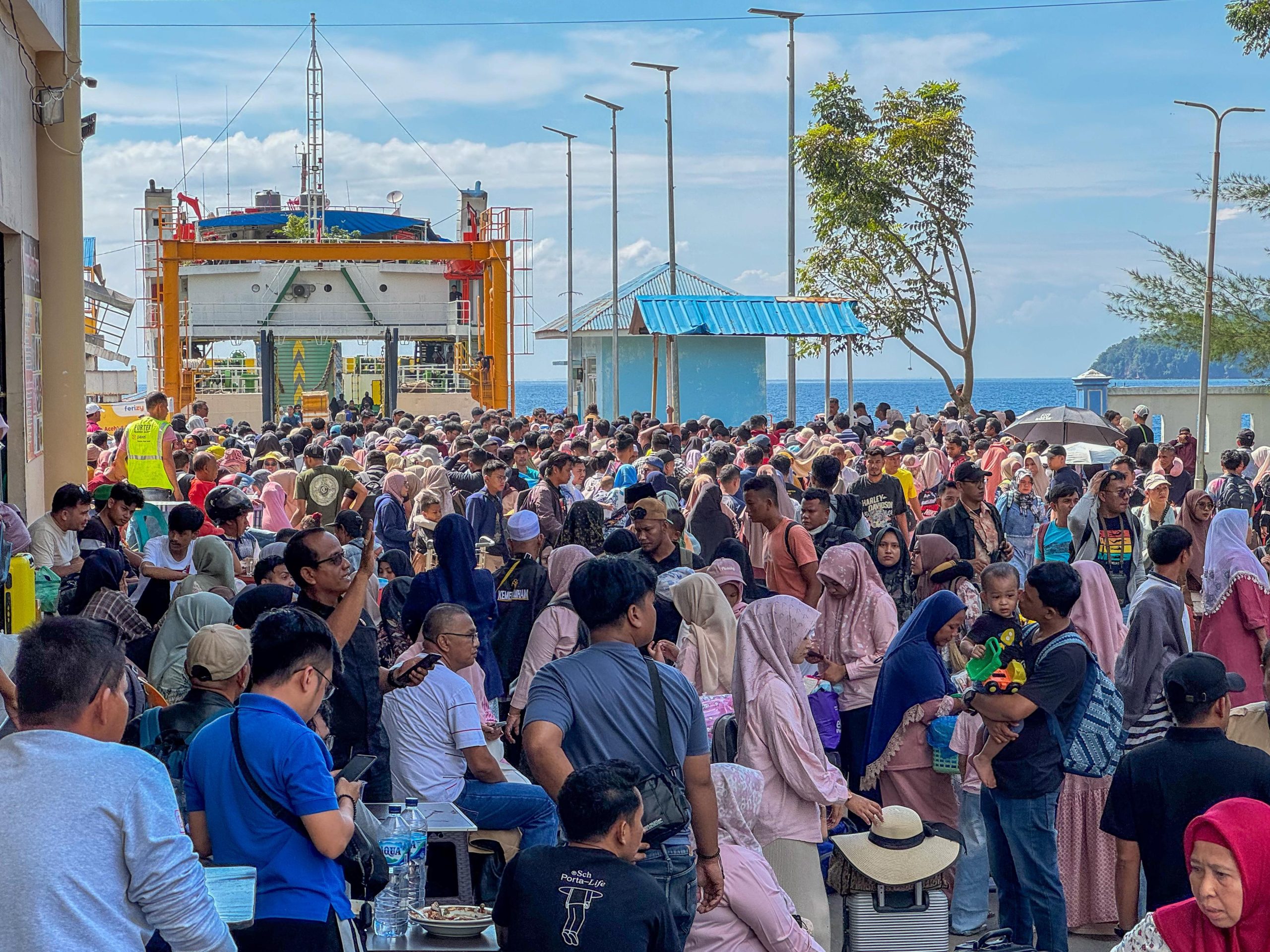 Ribuan penumpang kapal berdesakan masuk ke kapal usai berlibur panjang Isra Miraj dan Imlek 2025 di Sabang