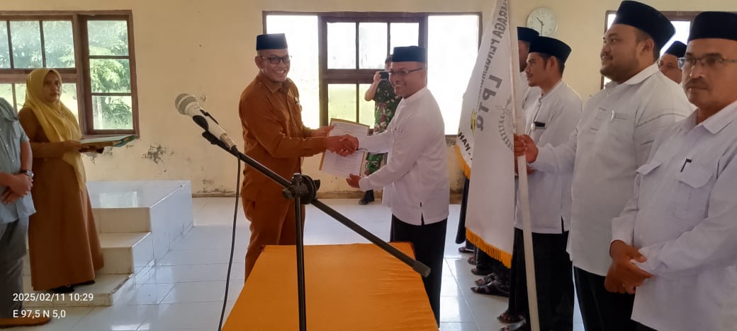 Saat pengukuhan pengurus LPTQ baru periode 2025-2030, oleh Plt Camat Langkahan Muzakir, SE, pada, Selasa, (11/2).