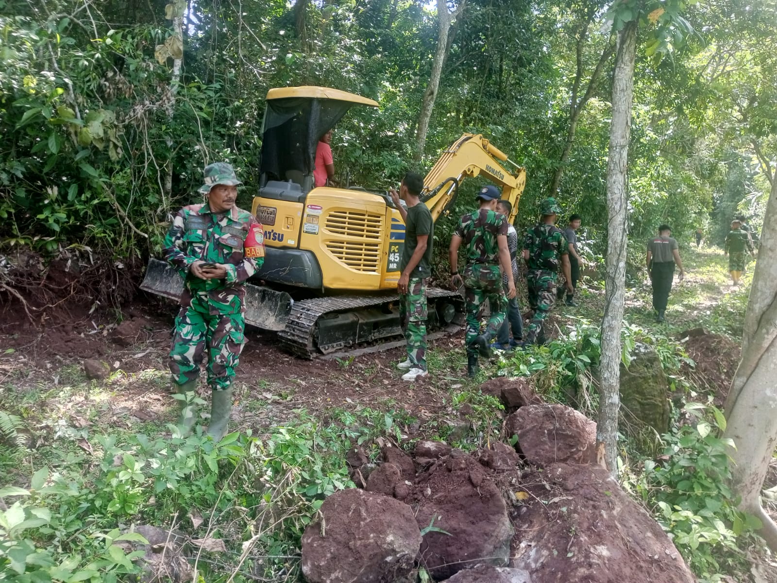 Alat berat yang digunakan untuk percepatan pembangunan pada TMMD Kodim 0112/Sabang di Gampong Jaboi