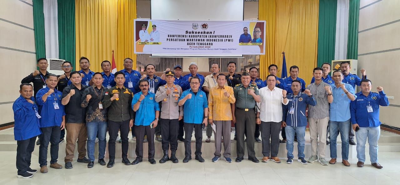 Forkopimda Aceh Tenggara foto bersama dengan Pengurus PWI Aceh, Pengurus PWI Aceh Tenggara periode 2022-2025, anggota, dan Panitia Pelaksana Konferkab V di Oproom Setdakab Aceh Tenggara, Sabtu, 22 Februari 2025. (Dok PWI Aceh/Abdul Hadi).