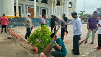 Masyarakat, BKM, dan ASN Lakukan Gotong Royong di Masjid Wilayah Timur Aceh Utara 