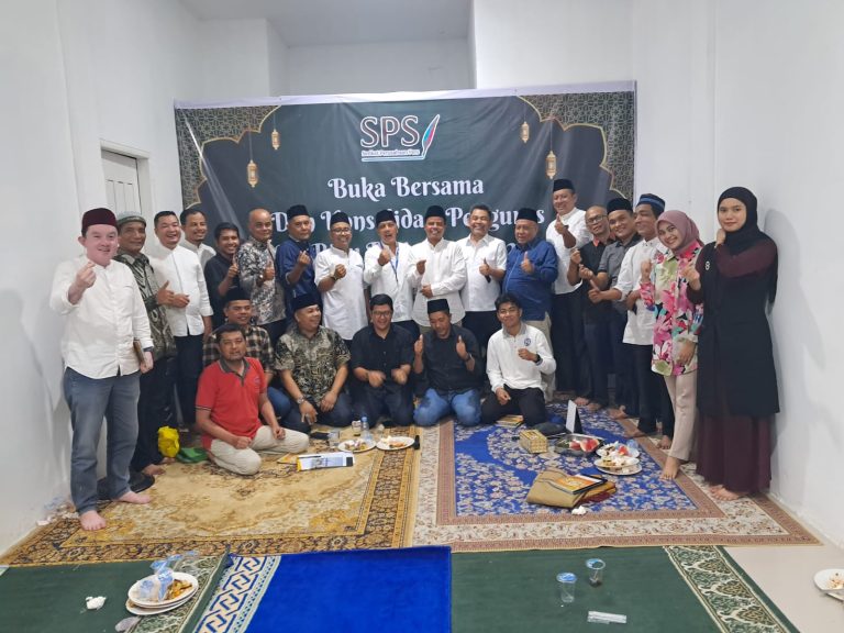 SPS Riau usai membetulkan kepengurusan baru dan buka puasa bersama lakukan foto bersama.
