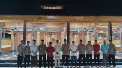Kapolres Asel AKBP Mughi Prasetyo Habrianto Tarawih di Mesjid Tuo