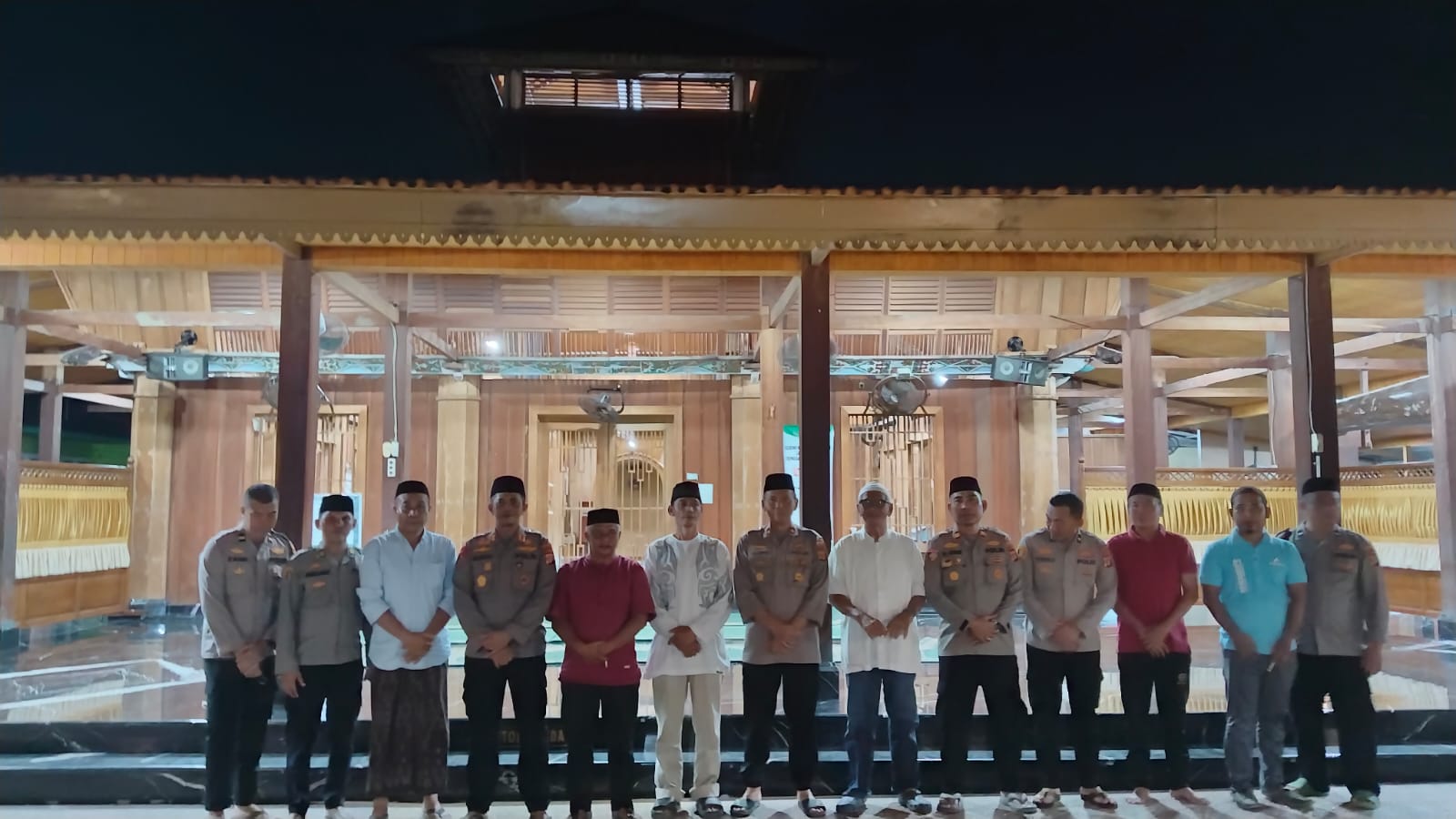 Kapolres Asel AKBP Mughi Prasetyo Habrianto berpoto bersama dengan pengurus Mesjid Tuo Al-Khairiyah Gampong Padang Tapaktuan, seusai salat.(Foto/mediaaceh.co.id/istimewa).