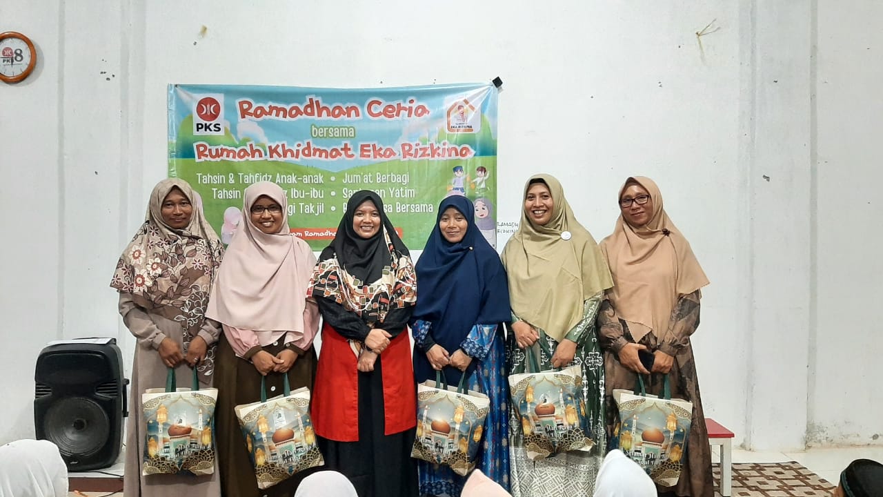 Penyerahan bingkisan untuk pengajar Tahsin Ramadhan di Rumah Khidmat Eka Rizkina sebagai bentuk apresiasi. Kegiatan ini berlangsung pada 15 Maret 2025 sebagai bagian dari program "Ramadhan Ceria."
