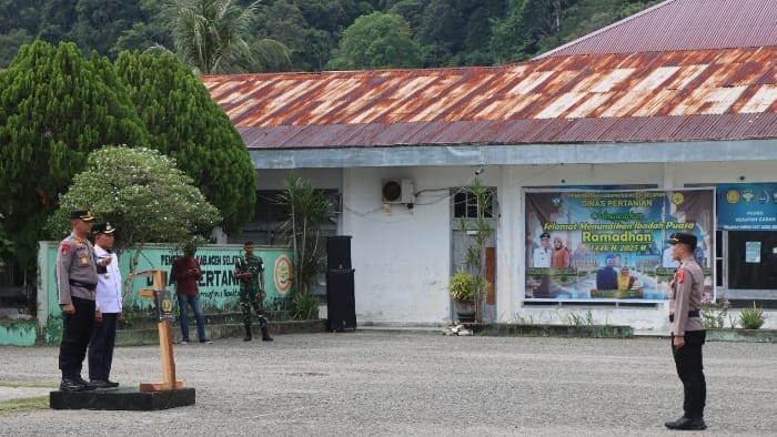 Kapolres Asel AKBP Mughi Prasetyo Habrianto bersama Wakil Bupati Asel H. Baital Mukadis menjadi Irup pada apel Operasi Ketupat tahun 2025 di Halaman Kantor Inspektorat Asel, Kamis, (20/3).(poto/mediaaceh.co.id/istimewa).
