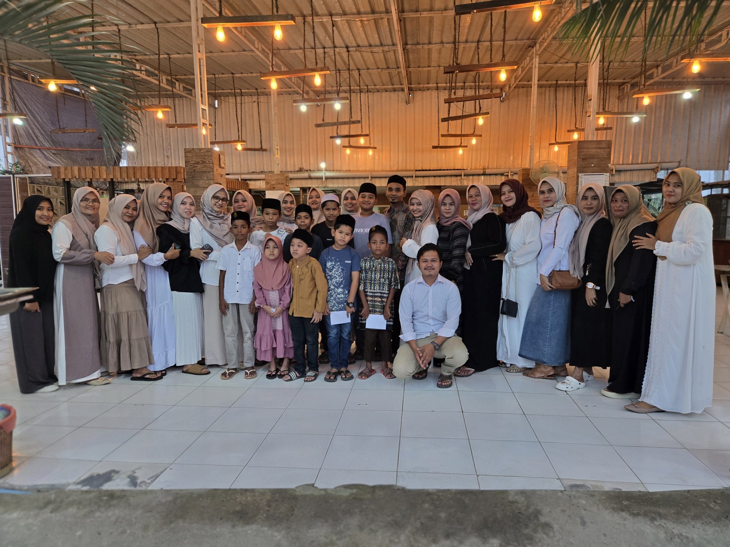 Pimpinan dan para staf Klinik Harmitha Panton Labu usai buka puasa bersama dan Santuni anak yatim piatu lakukan foto bersama, Kamis (20/3).