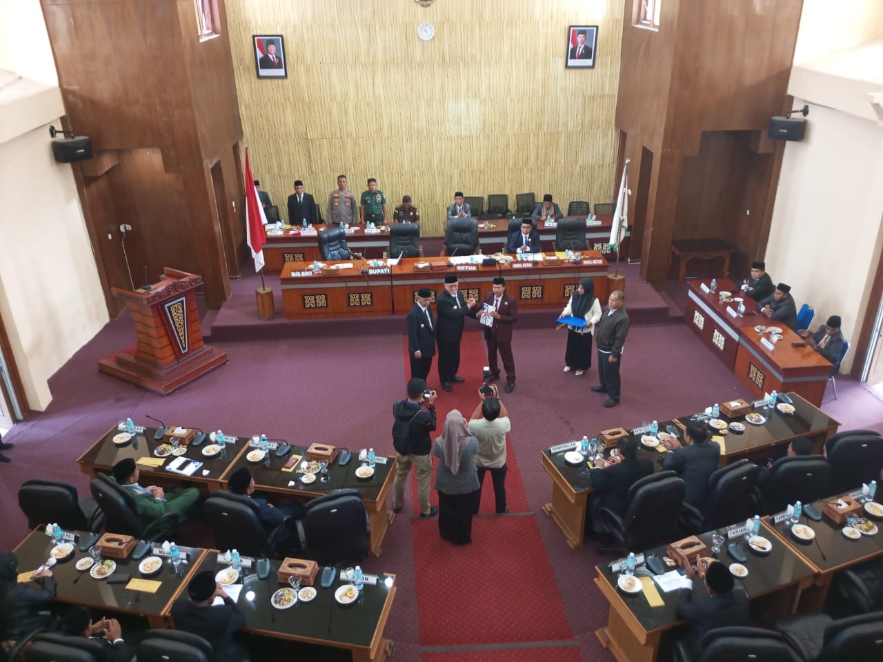 Penyerahan naskah LKPJ 2024 dari Bupati BM kepada Ketua DPRK Bener Meriah.