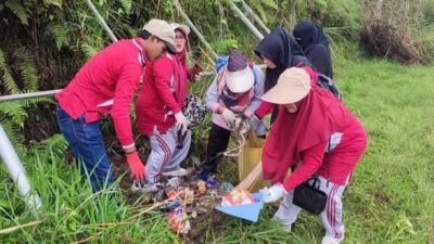 Kepala PAUD Se Aceh Tengah Bersihkan Jalan Sepanjang 1 Km Lebih