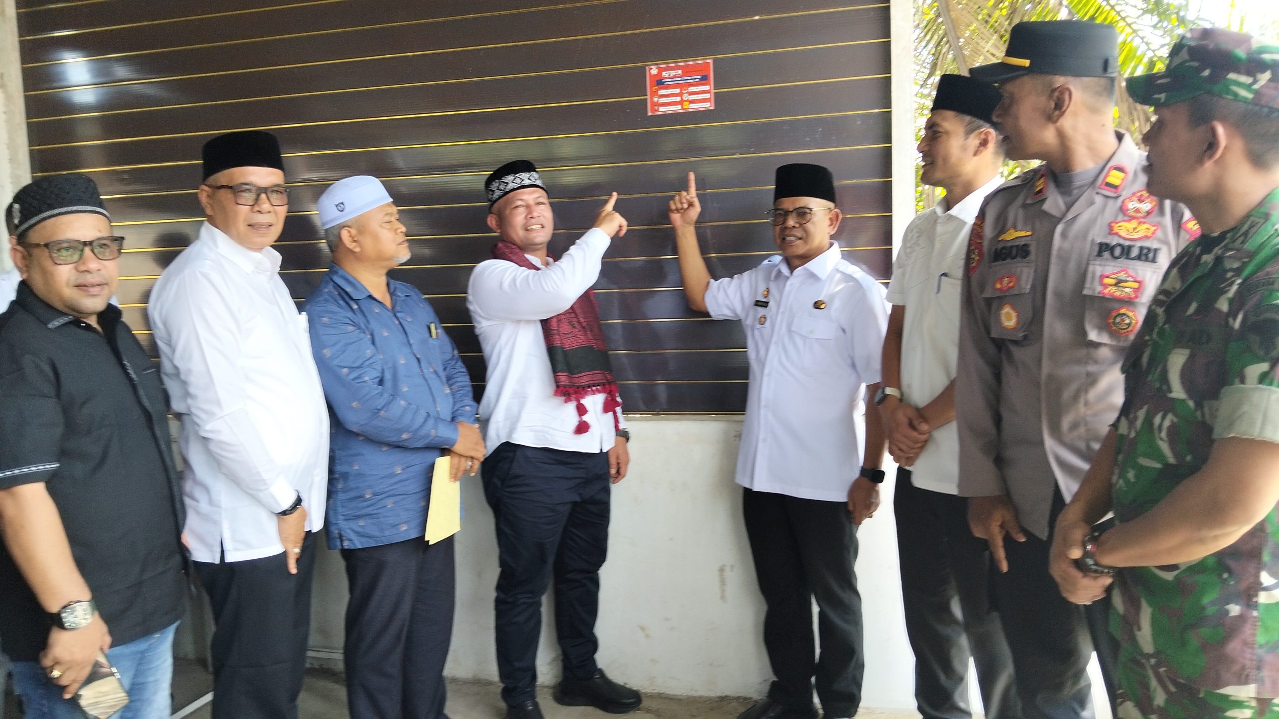 Bupati Aceh Utara Ayah Wa yang didampingi oleh Sekda Aceh Utara Dr. A Murtala,M.Si yang didampingi oleh Kadis dan Muspika Tanah Jambo Aye menempel nomor telepon penting untuk layanan publik, Rabu, (23/4).