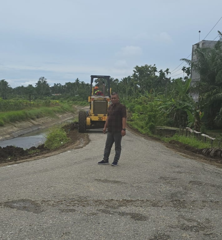 Anggota Komisi I DPRK Aceh Utara H. Hamdani, SH dari Partai Aceh saat melakukan pengawasan pemeliharaan jalan dan saluran di Kecamatan Langkahan, Rabu, (16/4).