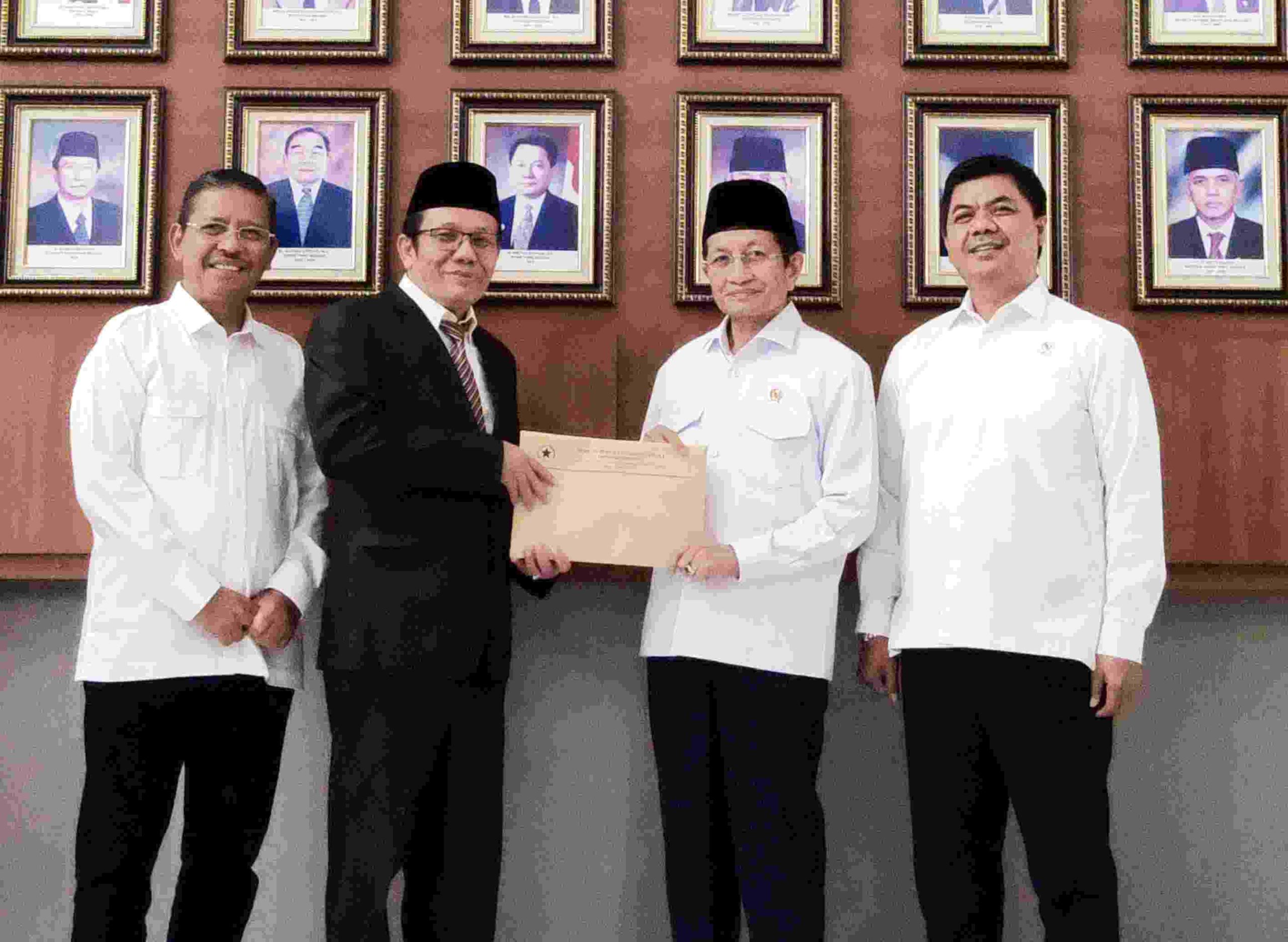Menteri Agama RI Prof Dr KH Nasaruddin Umar, MA serahkan Perpres nomor 56 tanggal 8 Mei 2025 tentang alih bentuk IAIN Lhokseumawe menjadi UIN Sultanah Nahrasiyah kepada Rektor Prof Dr Danial, M.Ag di Gedung Utama Sekretariat Negara RI. [Foto Sugito Tassan | mediaaceh.co.id].