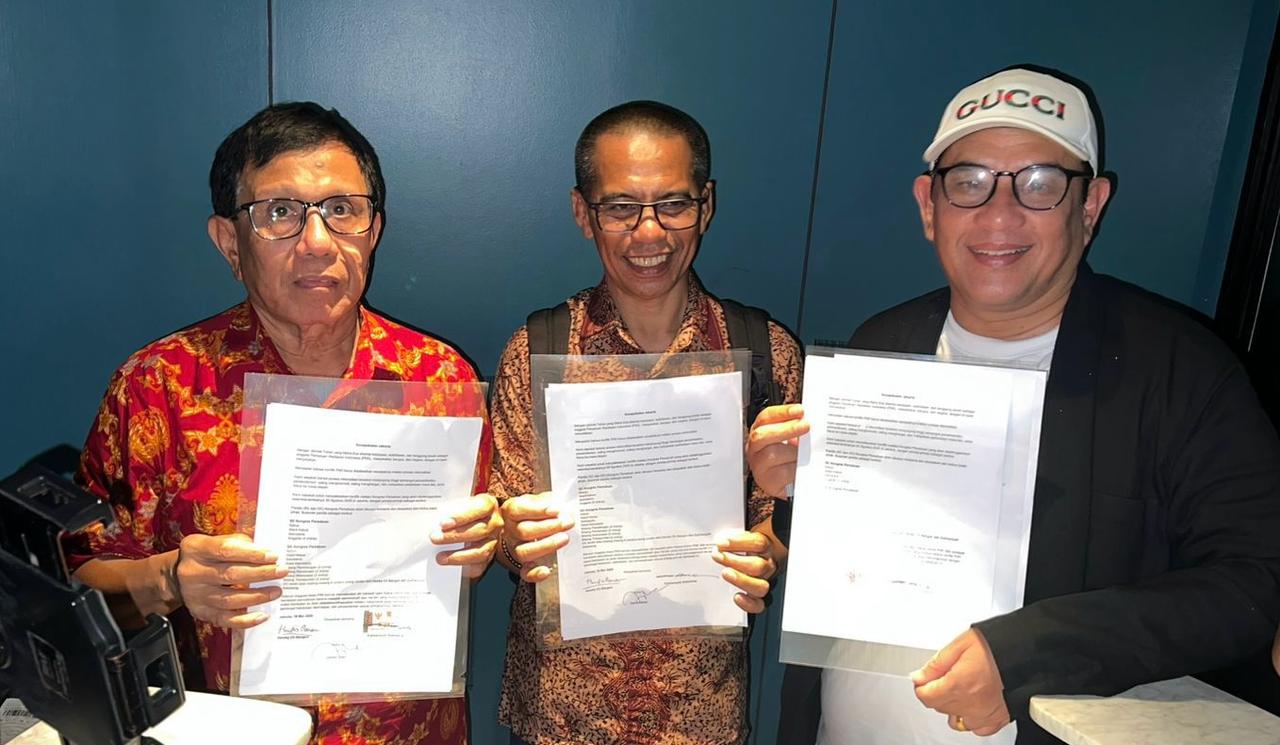 Ketua Umum PWI hasil Kongres Bandung, Hendry Ch Bangun (kiri) dan Ketua Umum PWI hasil KLB Zulmansyah Sekedang (kanan) serta anggota Dewan Pers Dahlan Dahi berfoto bersama sesuai penandatanganan Kesepakatan Jakarta, Jumat tengah malam, 16 Mei 2025 di Jakarta. Melalui Kesepakatan Jakarta, kedua pihak sepakat mengakhiri konflik melalui Kongres Persatuan yang akan digelar paling lambat 30 Agustus 2025. (Foto Ist)