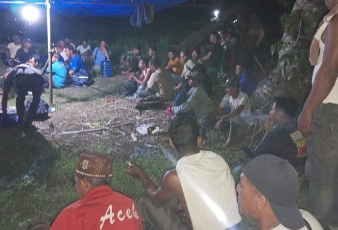 Ratusan warga Gampong Teupin Tinggi Trumon Aceh Selatan bermalam di Lokasi PT. ASN bentuk aksi menuntut hak atas lahan, Sabtu, (17/5/2025), malam.(poto/mediaaceh.co.id/istimewa).