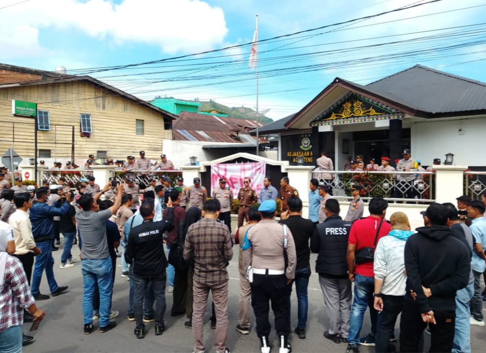 Para pengunjukrasa ke kantor kejari Takengon, Senin (19/5/2025).