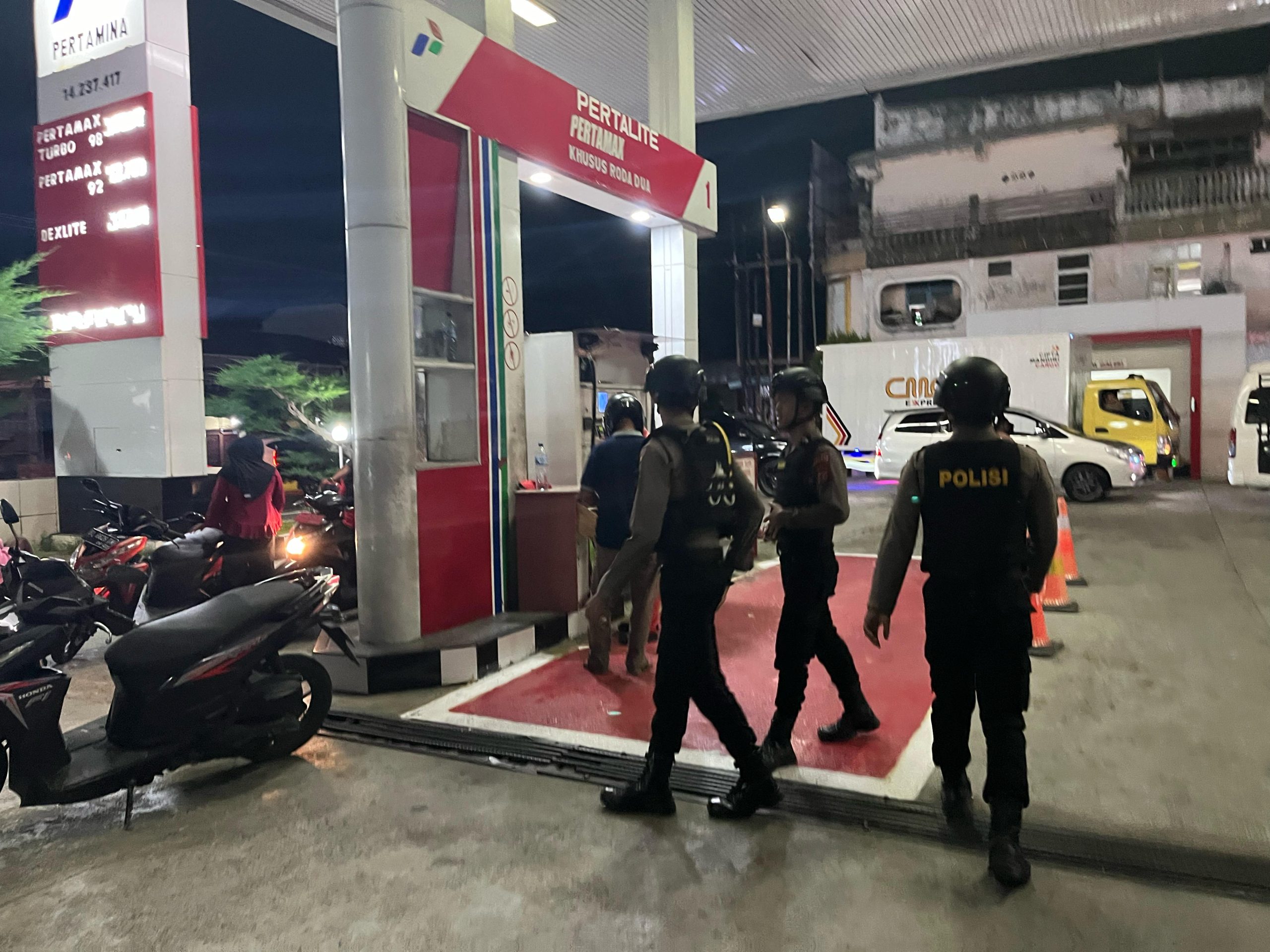 Personil Polres Asel berpatroli di sejumlah objek strategis di Tapaktuan, Kamis, (22/5/2025).(poto/mediaaceh.co.id/istimewal)